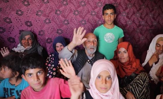 أبو جاسم (الوسط) وأسرته من بين اللاجئين السوريين العائدين إلى ديارهم.